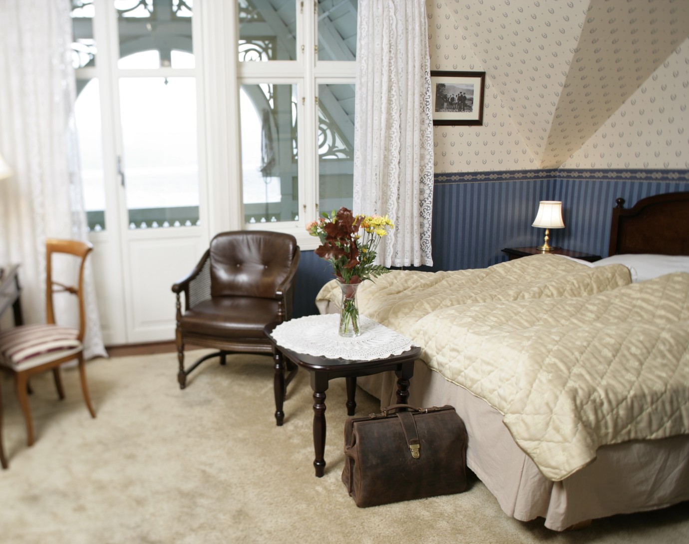 Kviknes Hotel, historisk byggnad med utsikt över fjorden